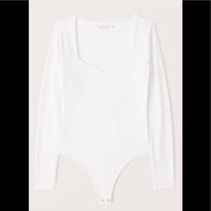 NWT-Long-Sleeve Double-Layered Seamless Fabric Sweetheart Bodysuit- WHITE- Med.